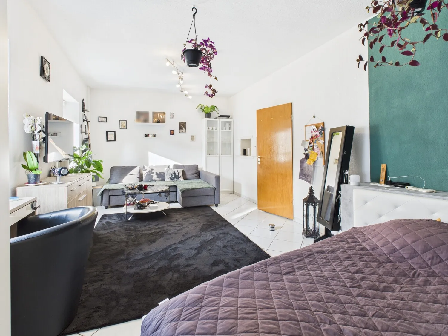 Lichtdurchfluteter Wohnraum