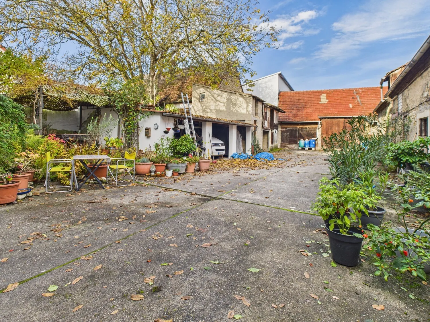 Weitläufiger Innenhof