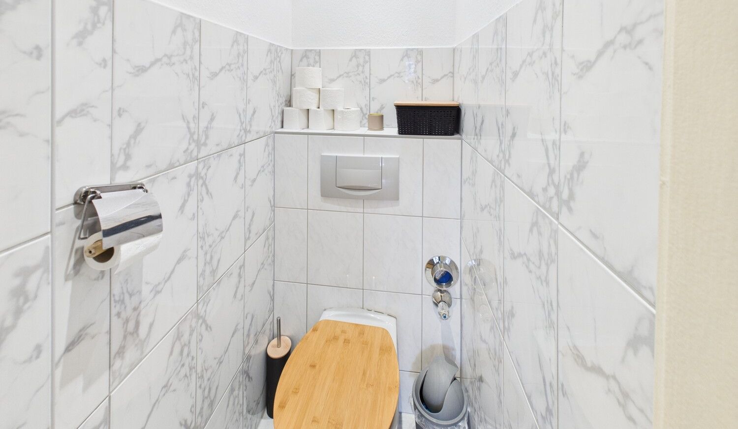 separates WC