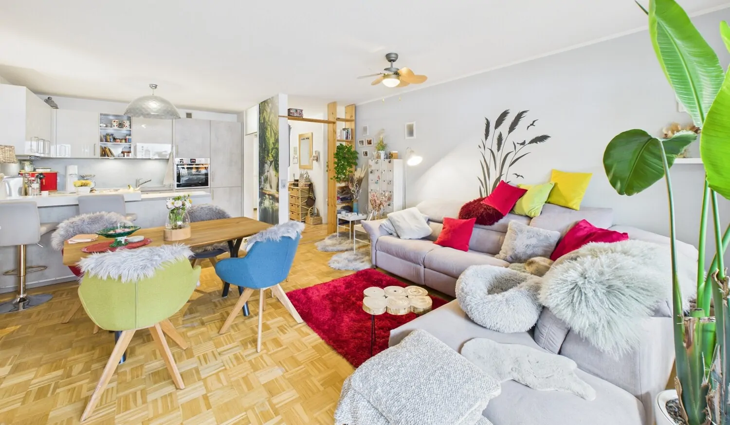 lichtdurchfluteter Wohnbereich