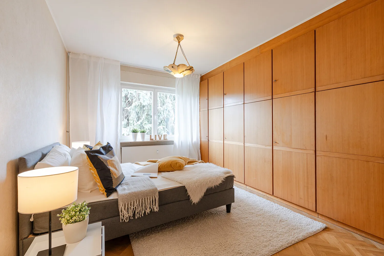 gemütliches Schlafzimmer (EG)