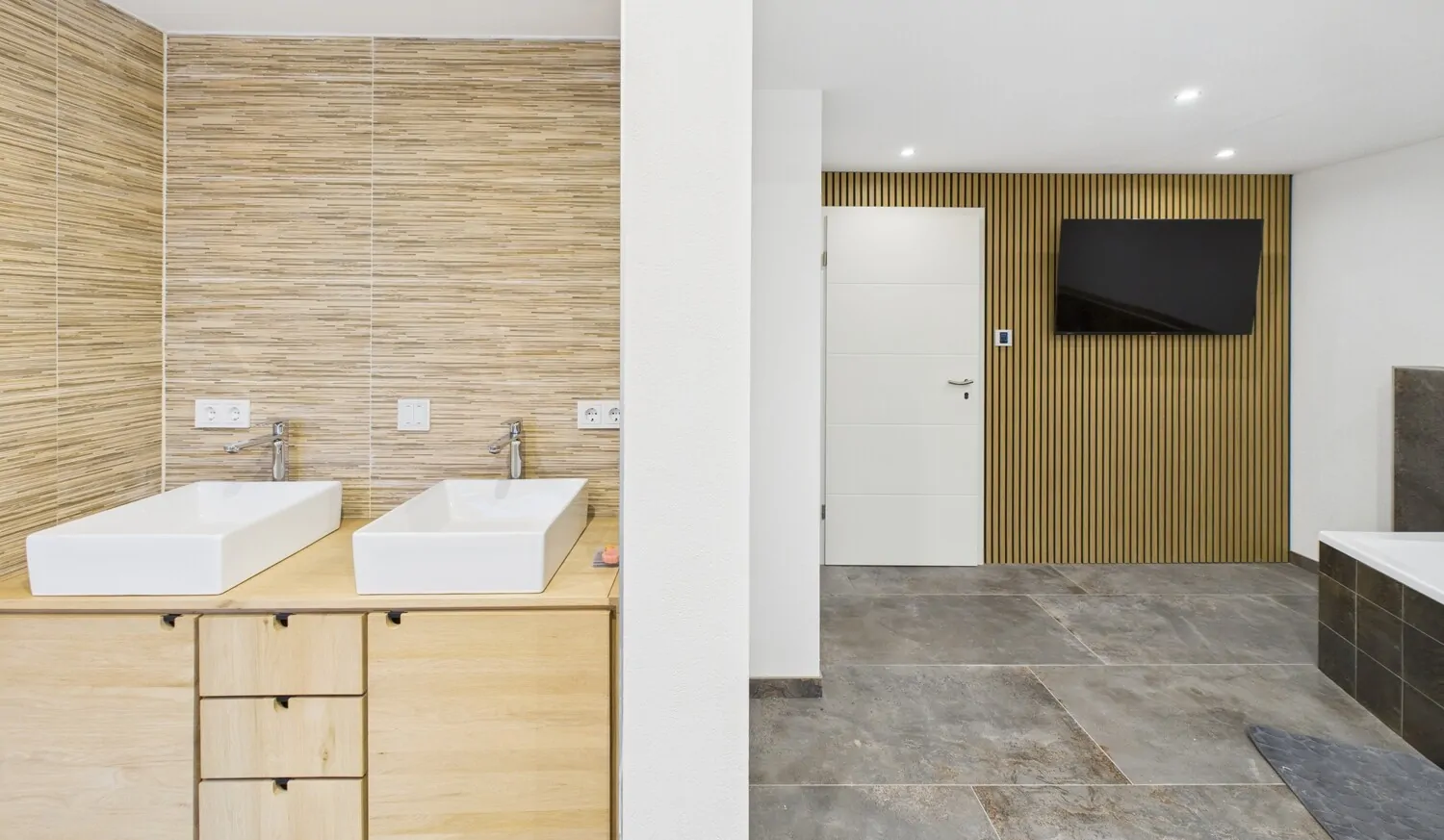 mit Badewanne und Dusche