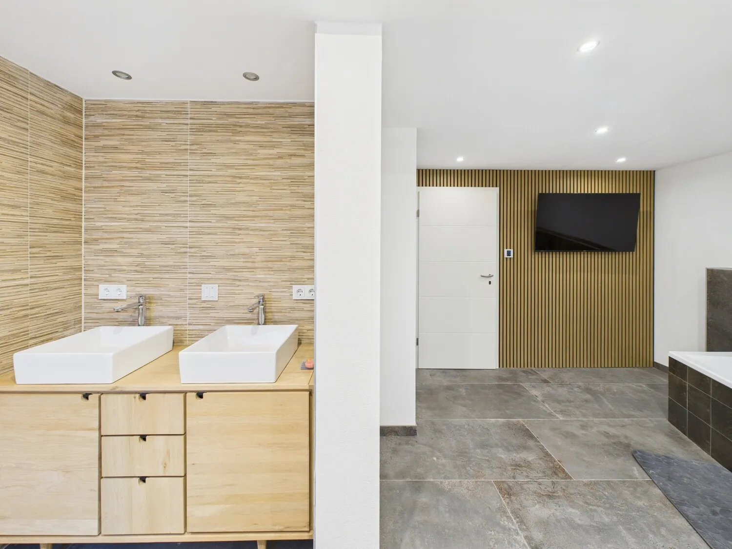 mit Badewanne und Dusche