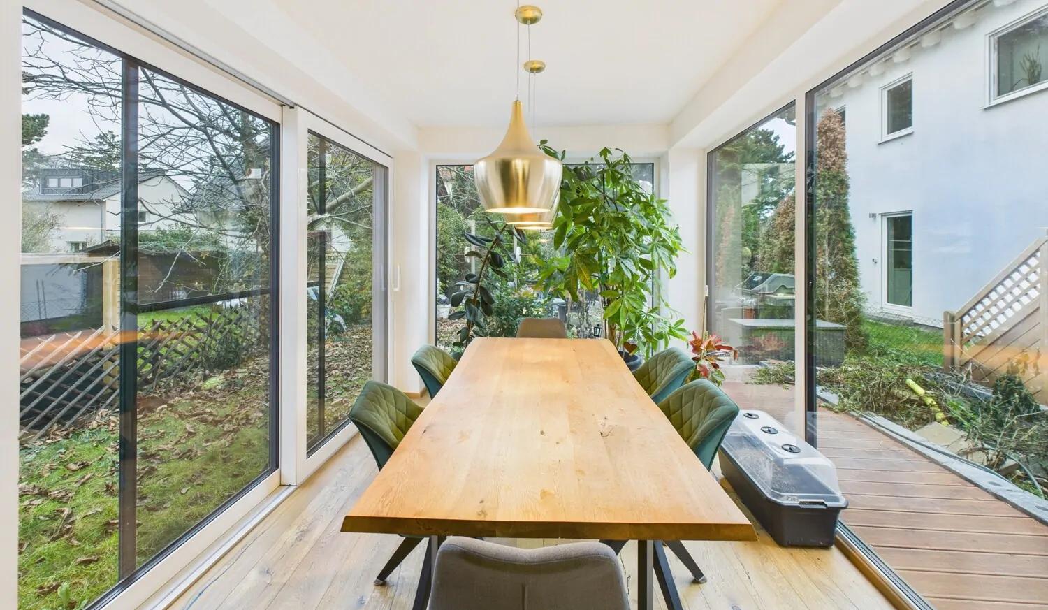 Essbereich mit Blick ins Grüne