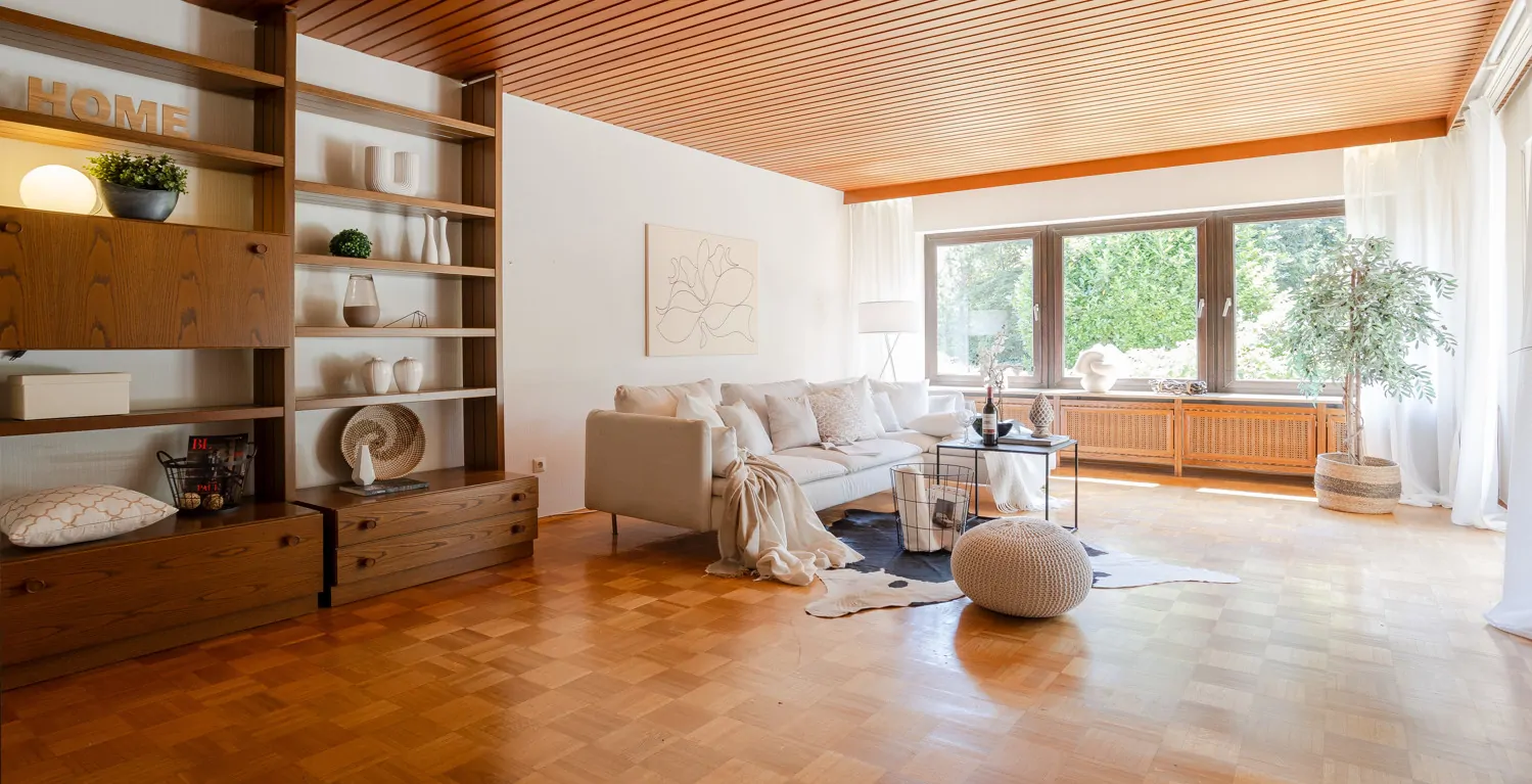 großzügiges Wohnzimmer