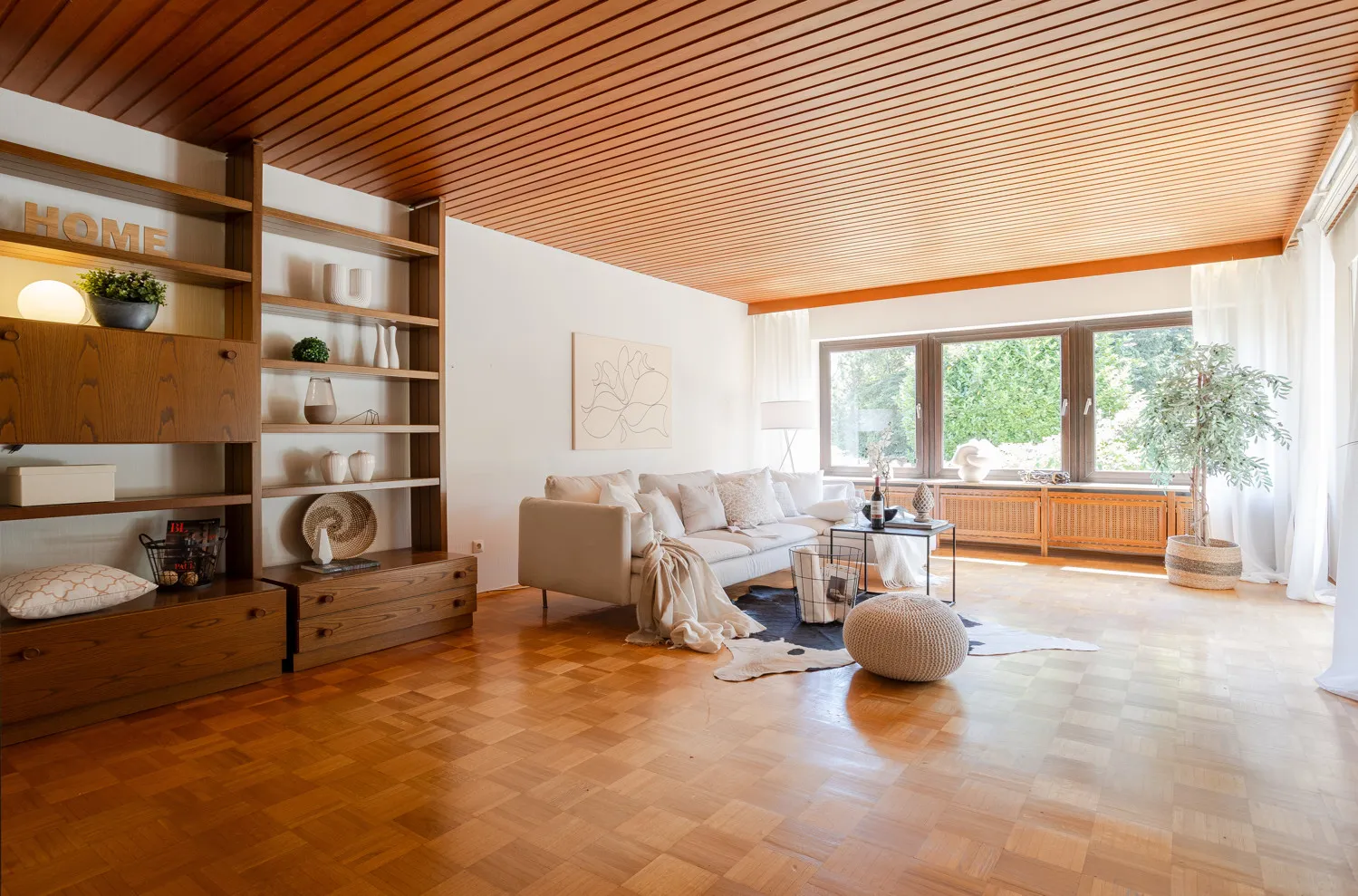 großzügiges Wohnzimmer