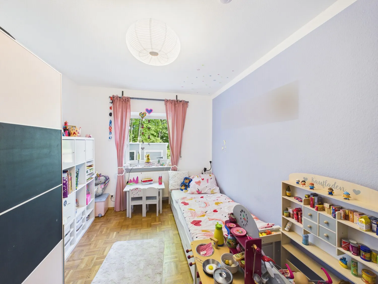 Freundliches Kinderzimmer EG