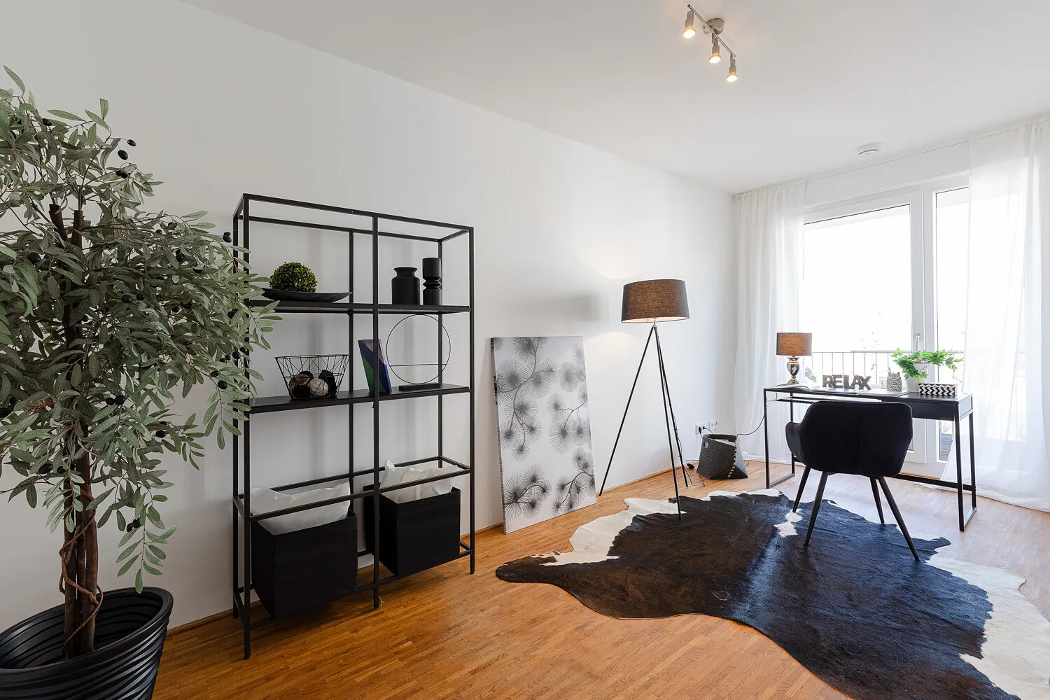 lichtdurchflutetes Zimmer