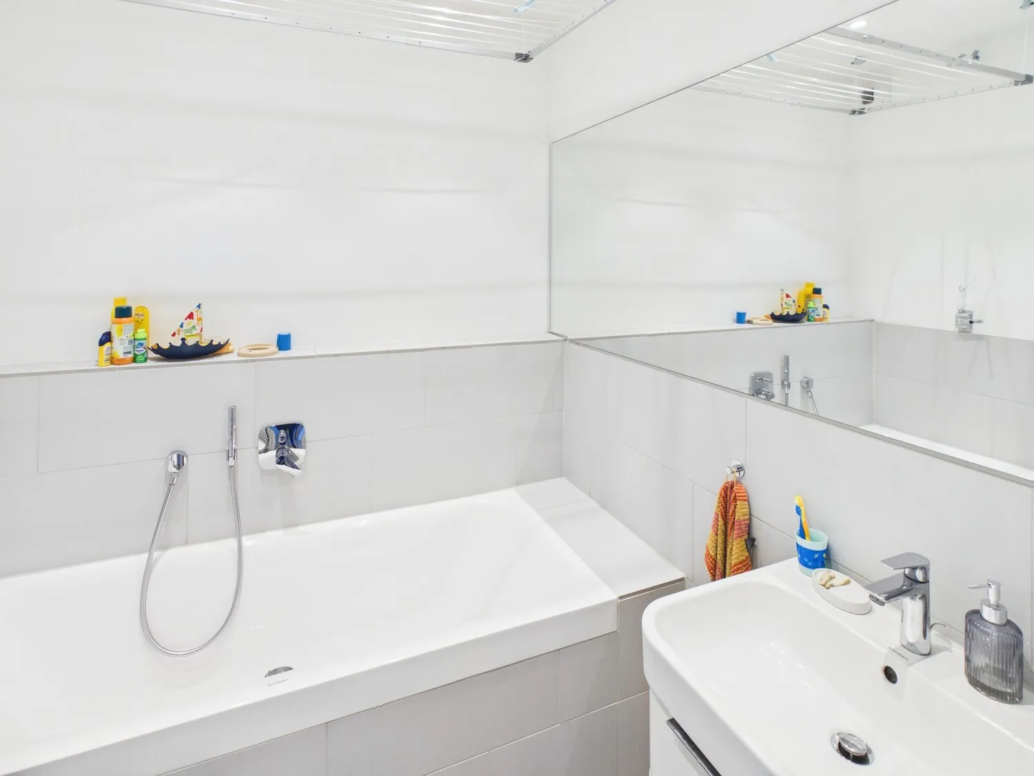 modernes Bad mit Badewanne