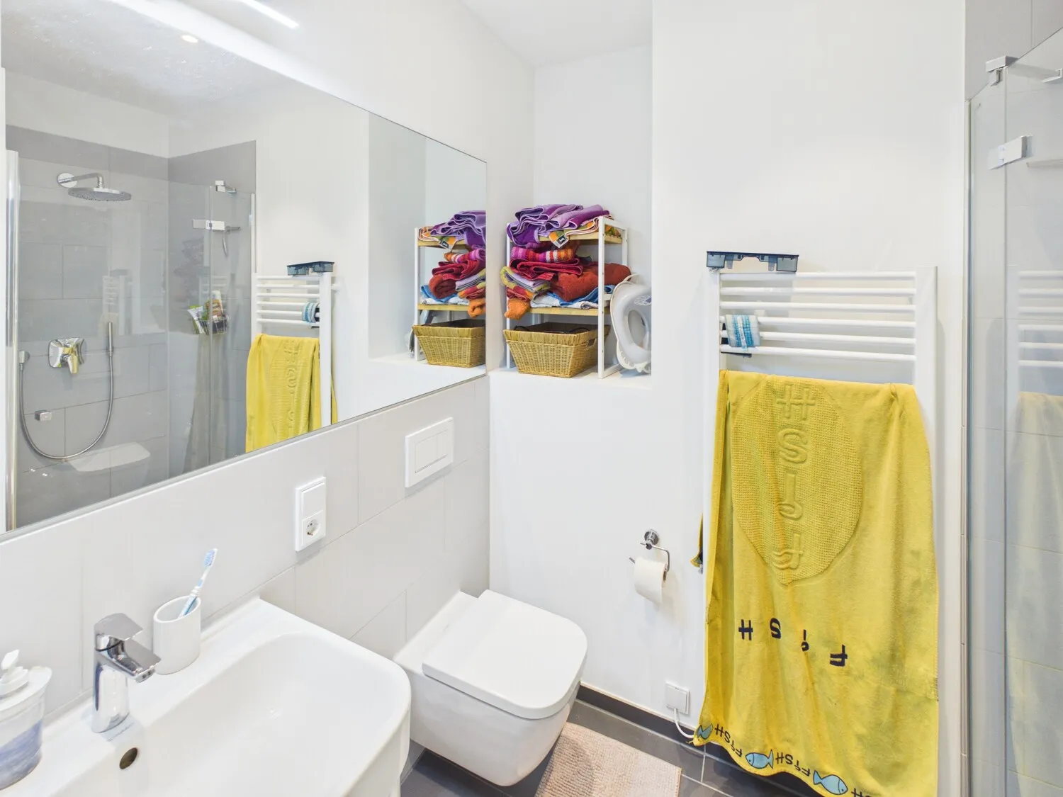 Familienbad mit großer Dusche