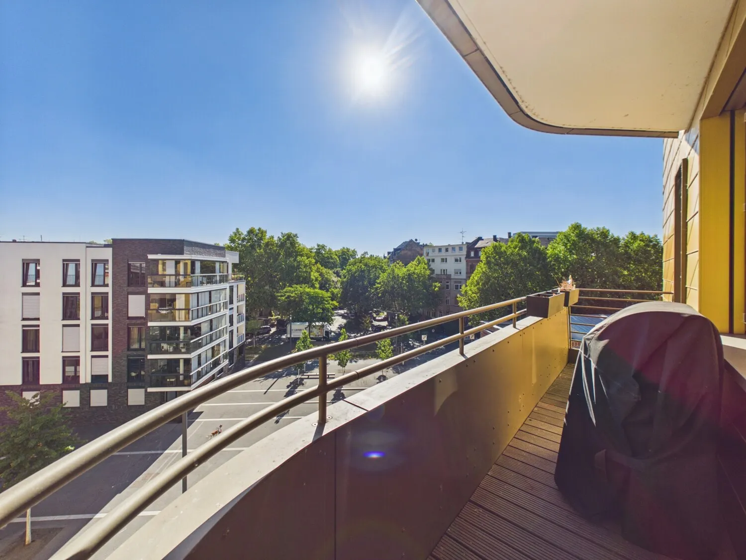 ...zum Balkon