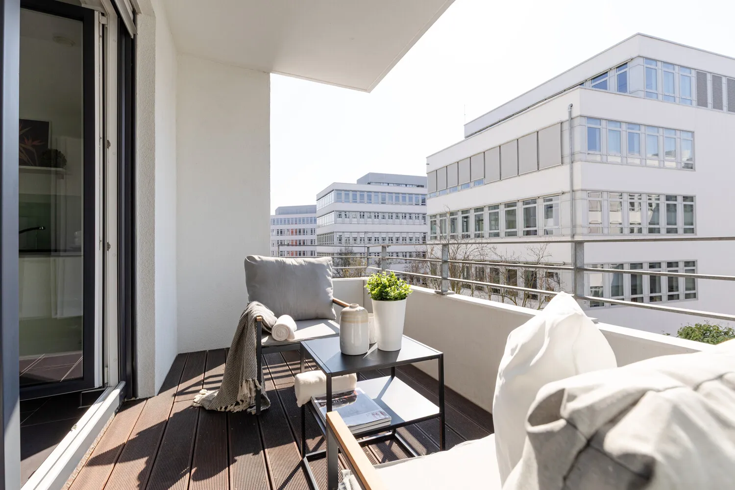 heller Frühstücksbalkon