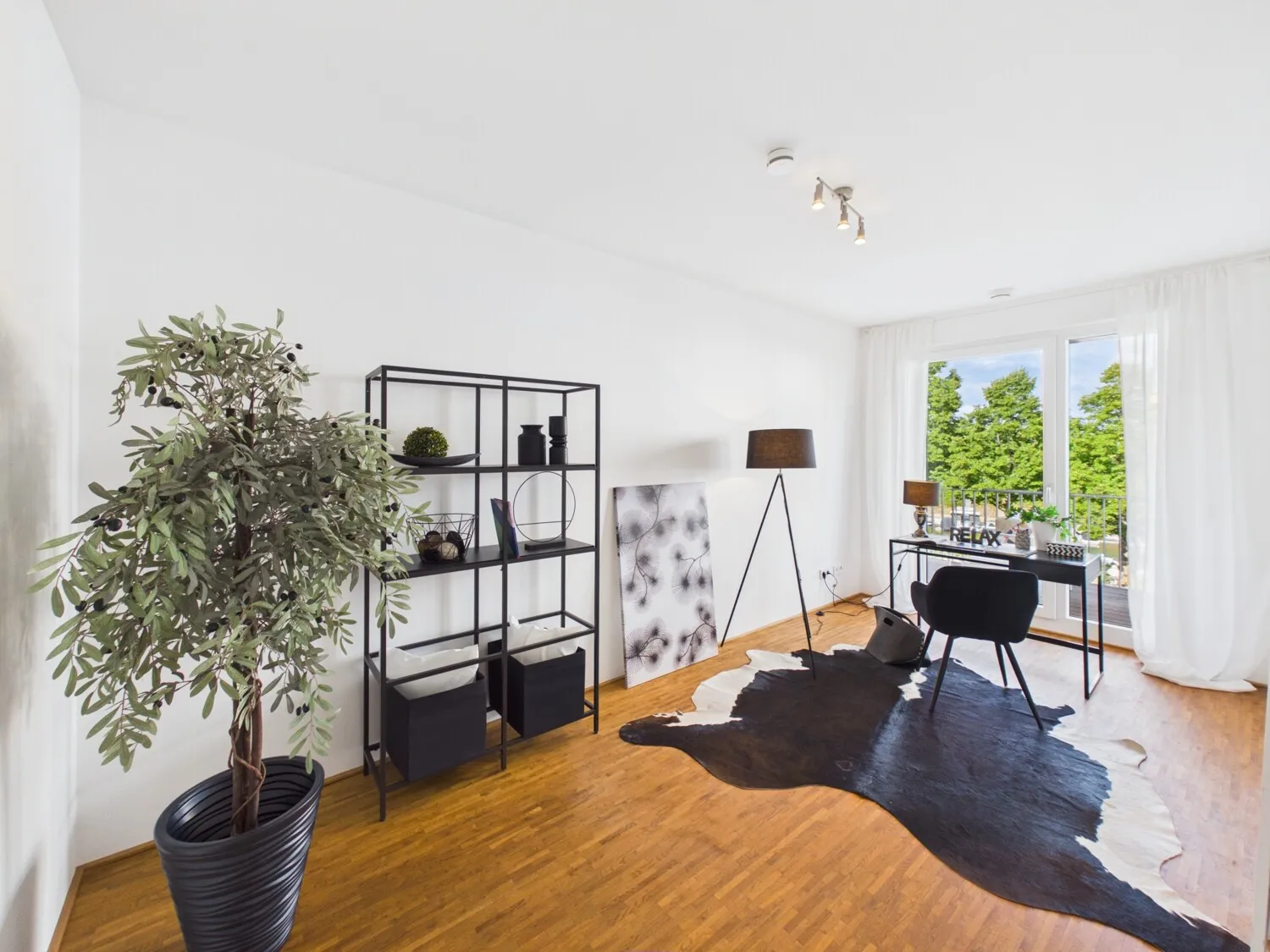 lichtdurchflutetes Zimmer