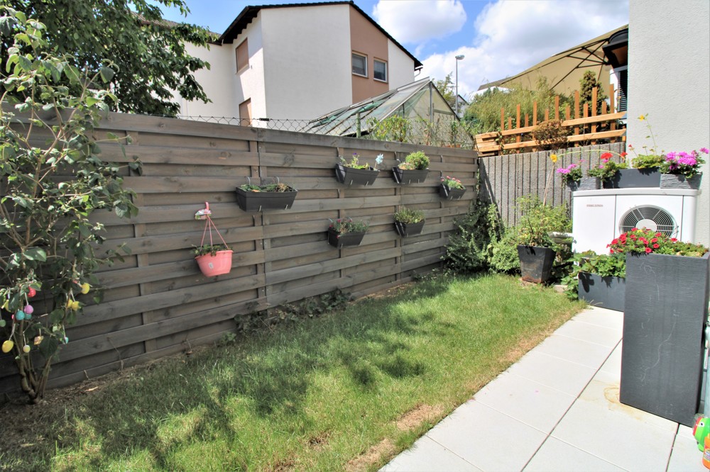 Terrasse mit Pflanzstreifen