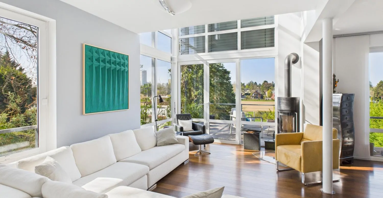 Lichtdurchflutetes Wohnzimmer