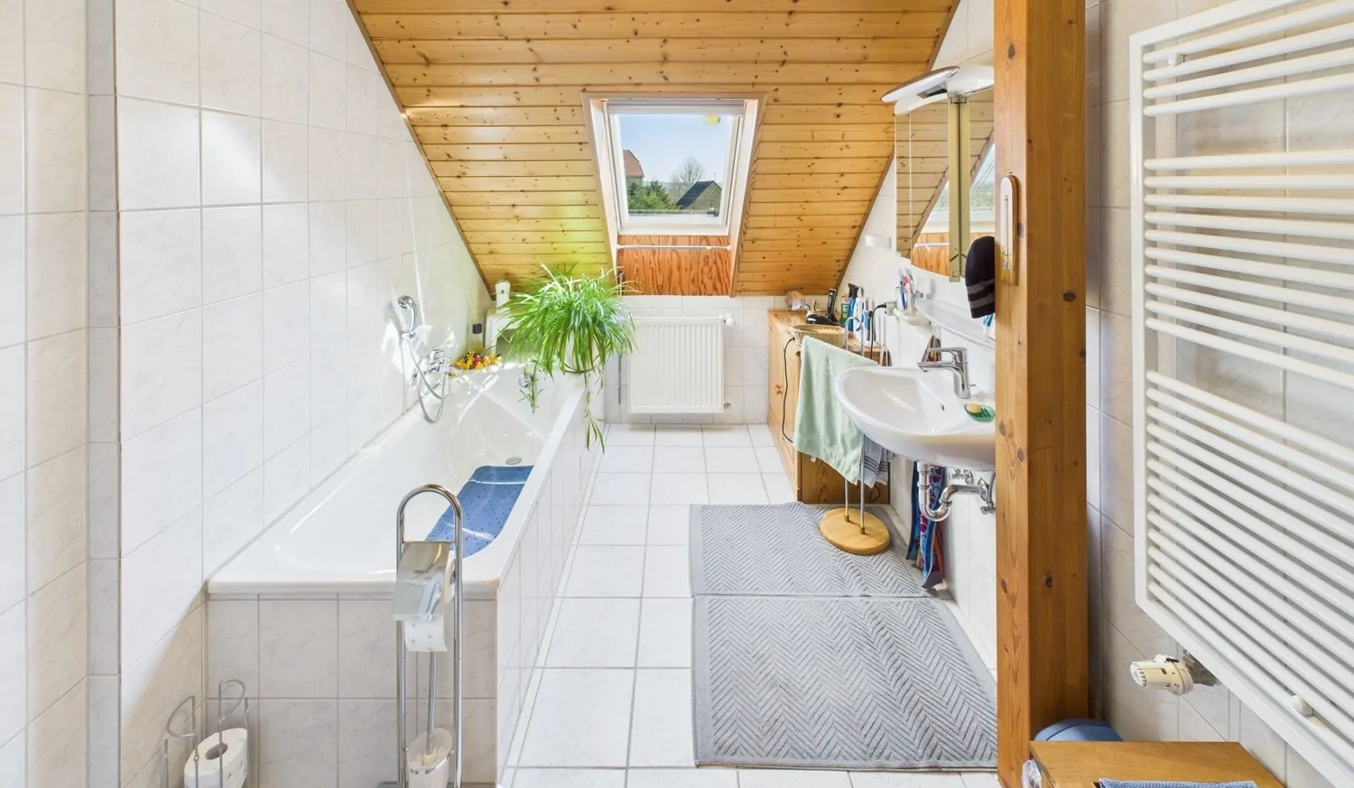 Helles Bad mit Dusche & Wanne