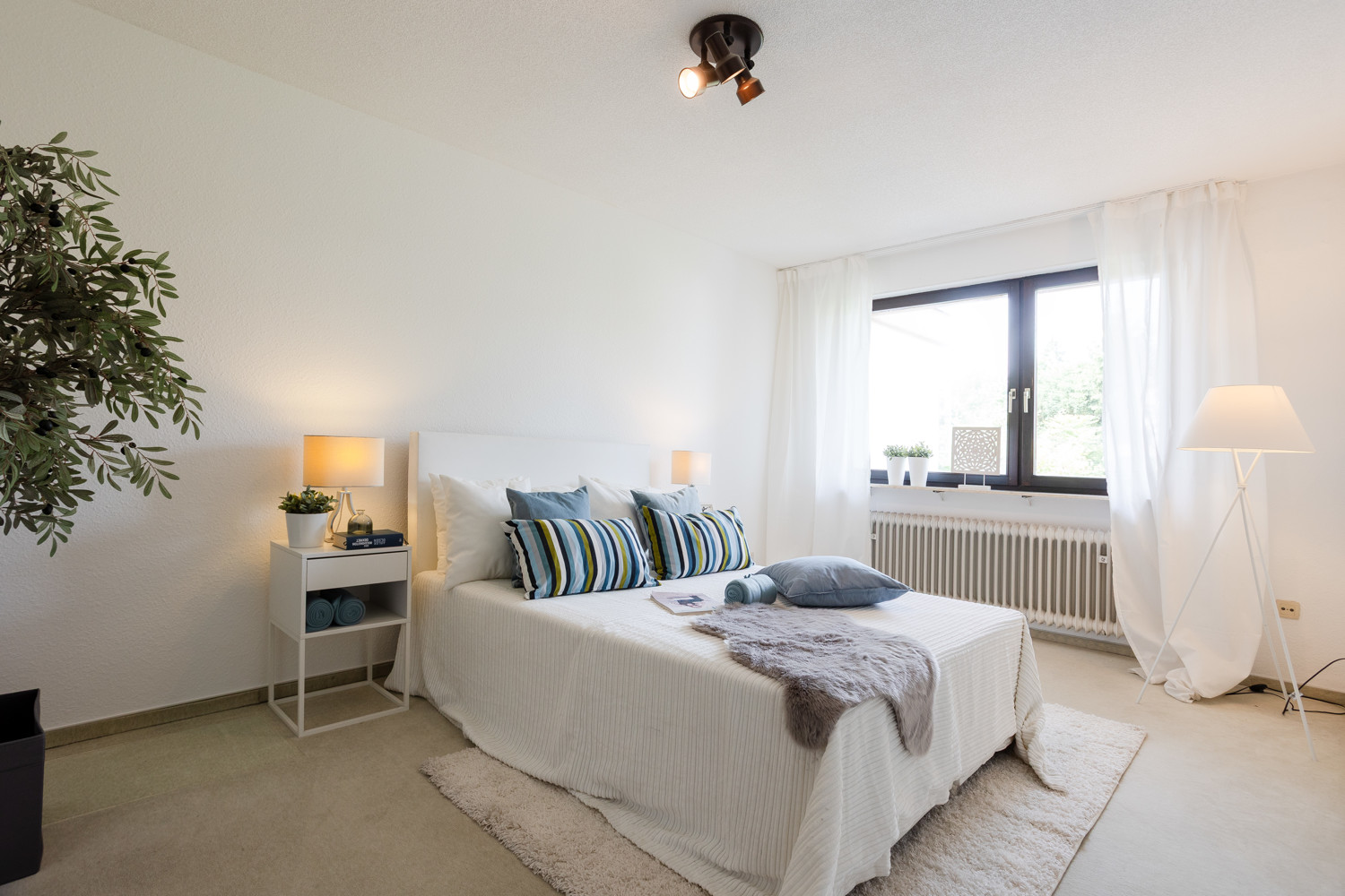Größzügiges Schlafzimmer