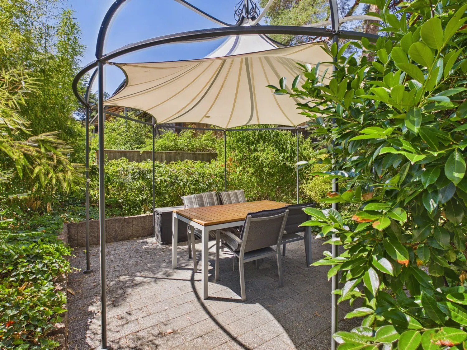 sonnenverwöhnter Pavillon