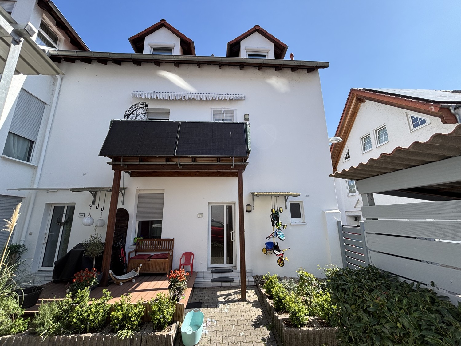 Frontansicht mit Terrasse