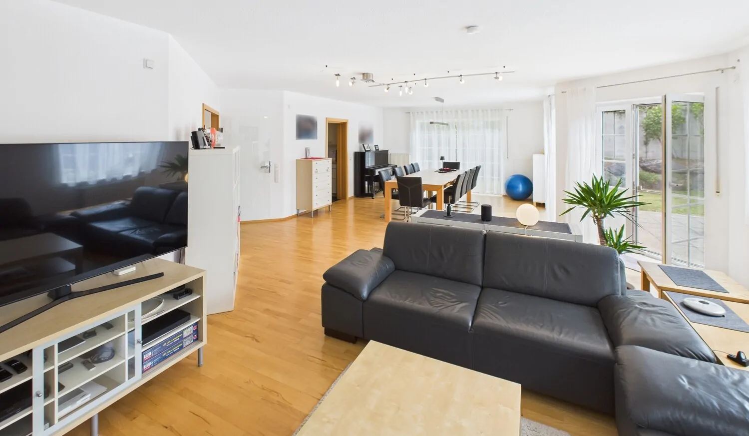 großzügiges Wohnzimmer...