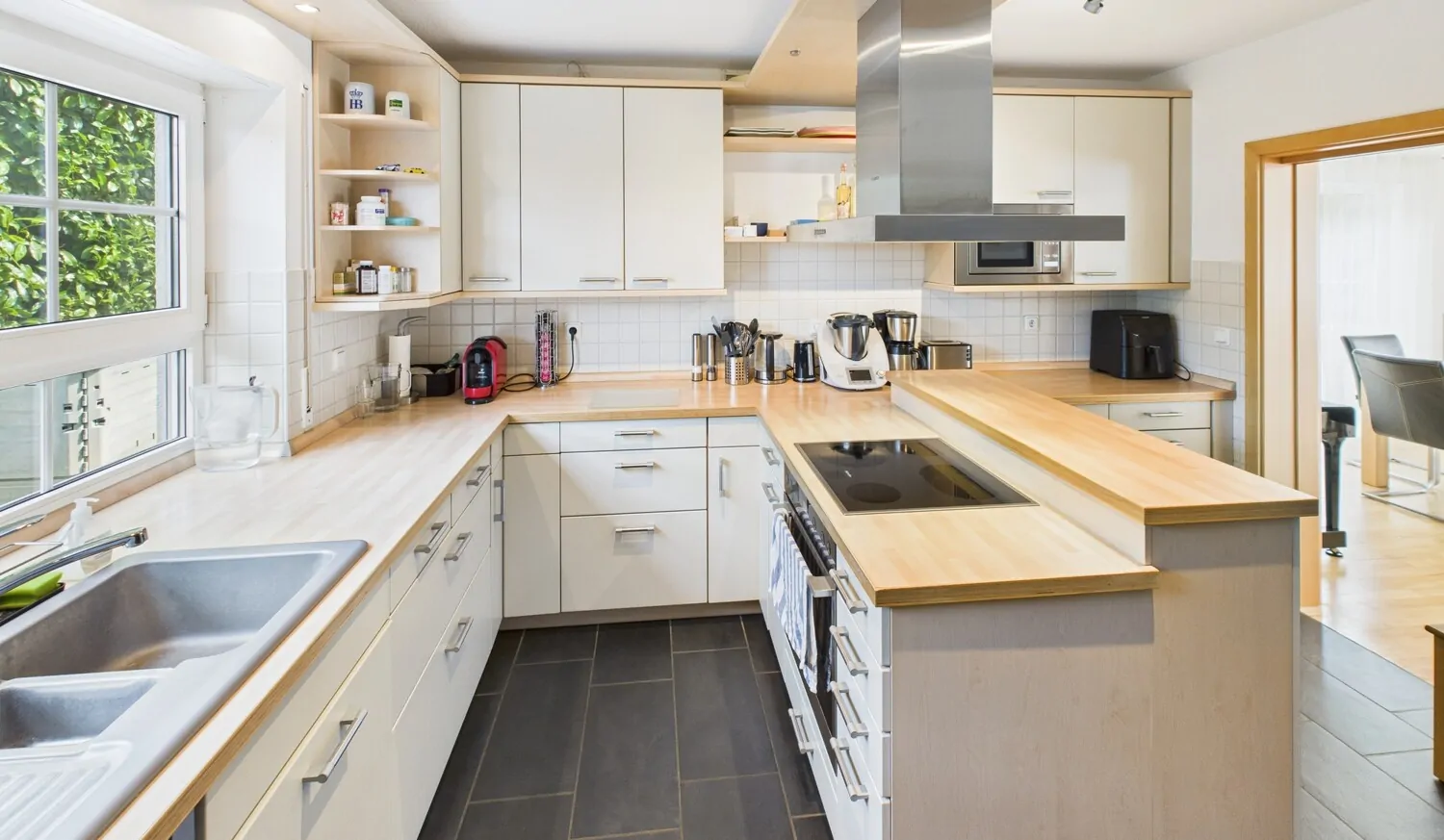 ... mit angrenzender Küche