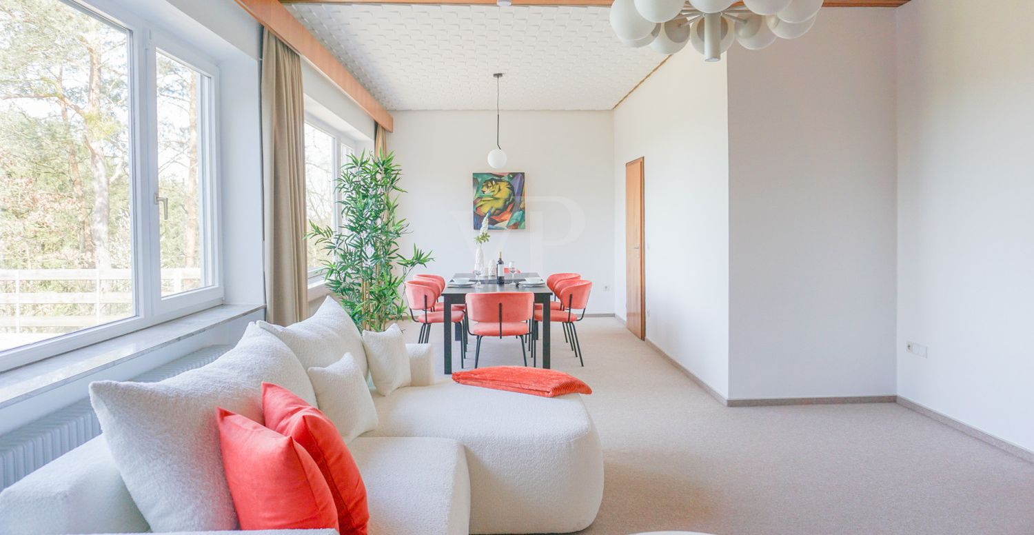 Wohnzimmer mit Blick zum Esszimmer