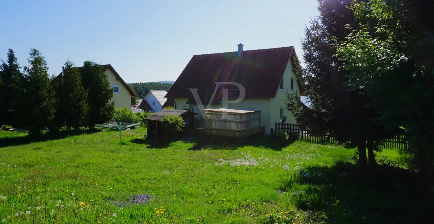 Aus dem Garten zum Haus blickend