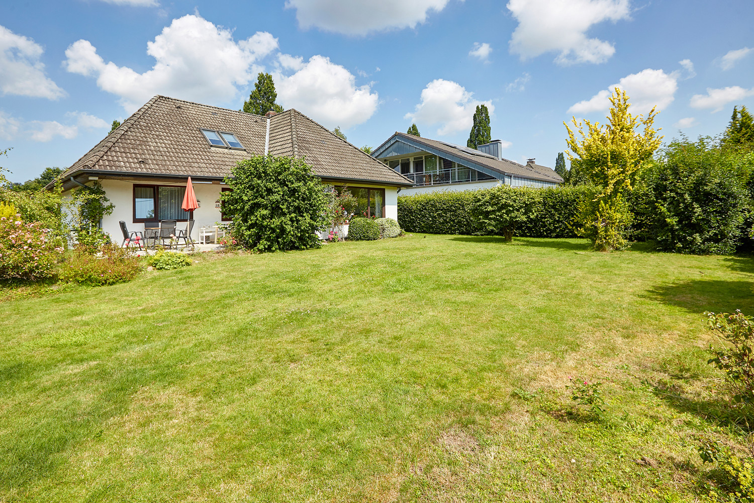 Weitläufiger, sonniger Garten