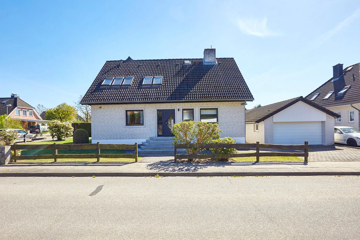 Straßenansicht mit Doppelgarage