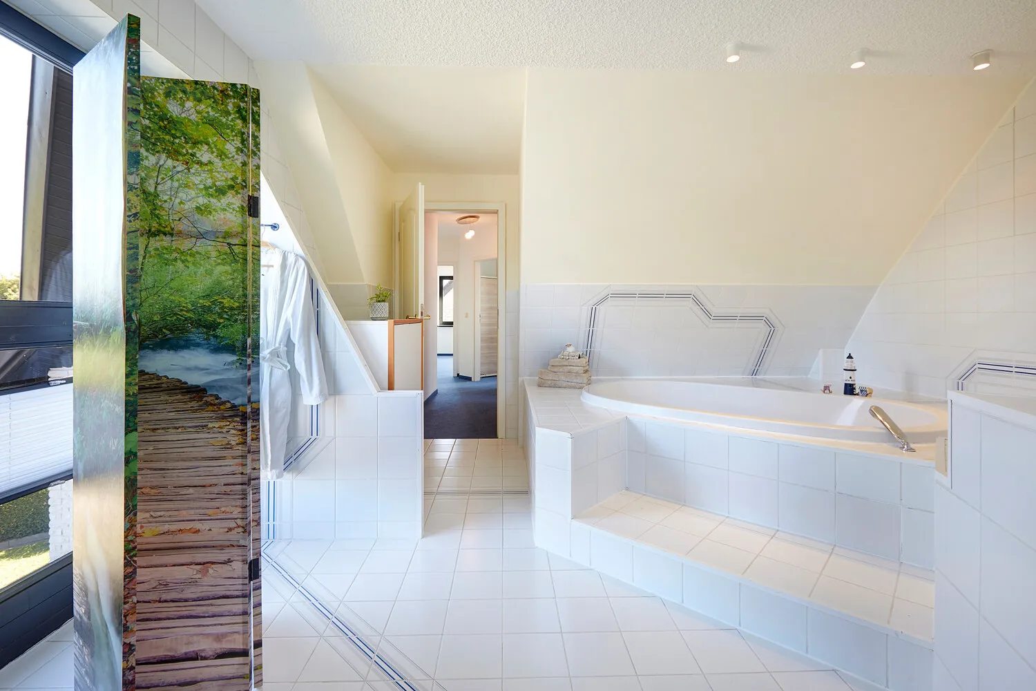 Wellness - Große Eckbadewanne