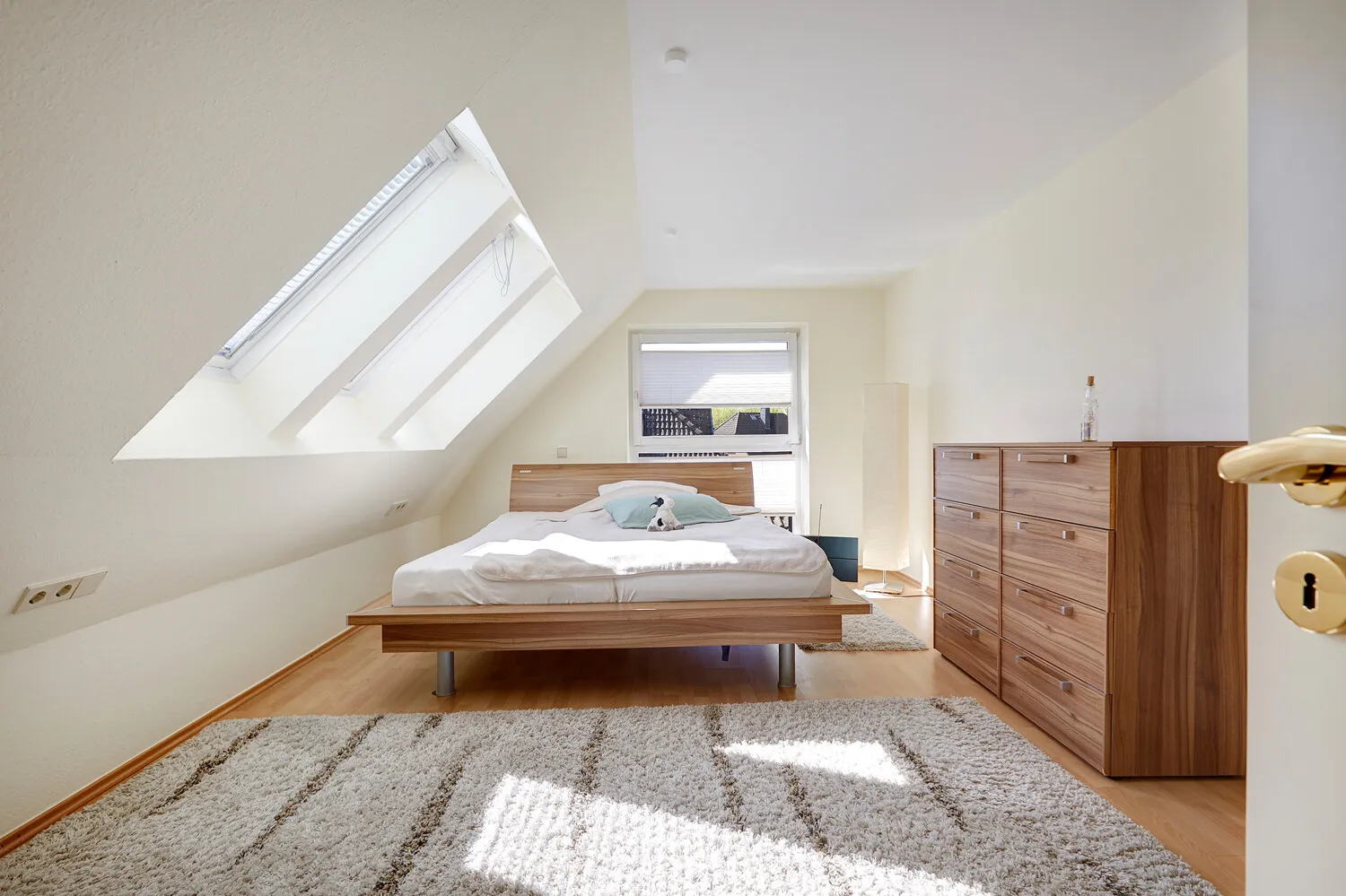Helles Schlafzimmer mit Ankleide