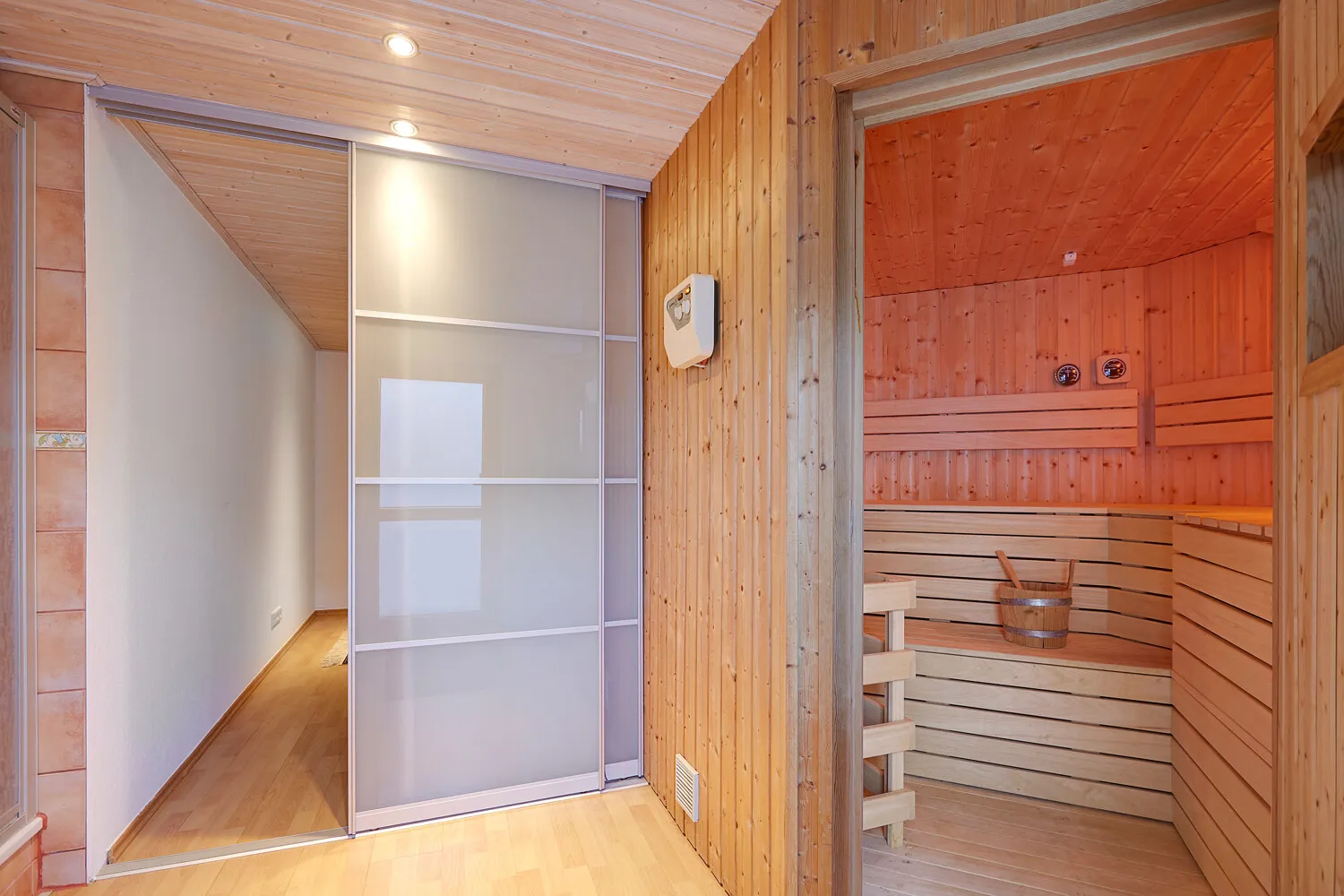 Sauna im Kellergeschoss mit Außenzugang