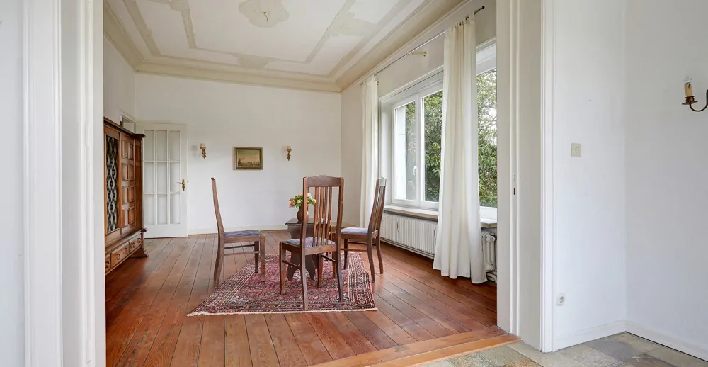 Zimmer mit erhaltenen Stil-Elementen