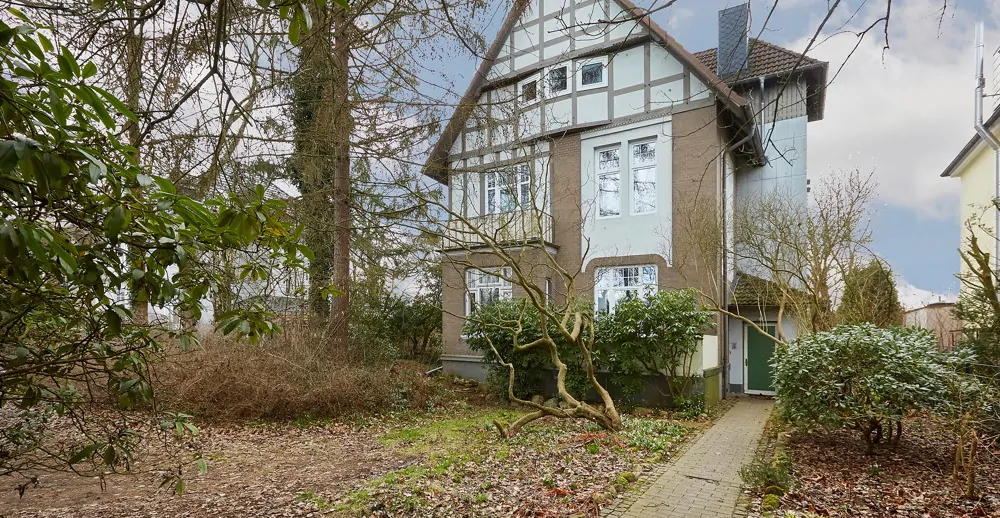 Straßenansicht und Zuwegung