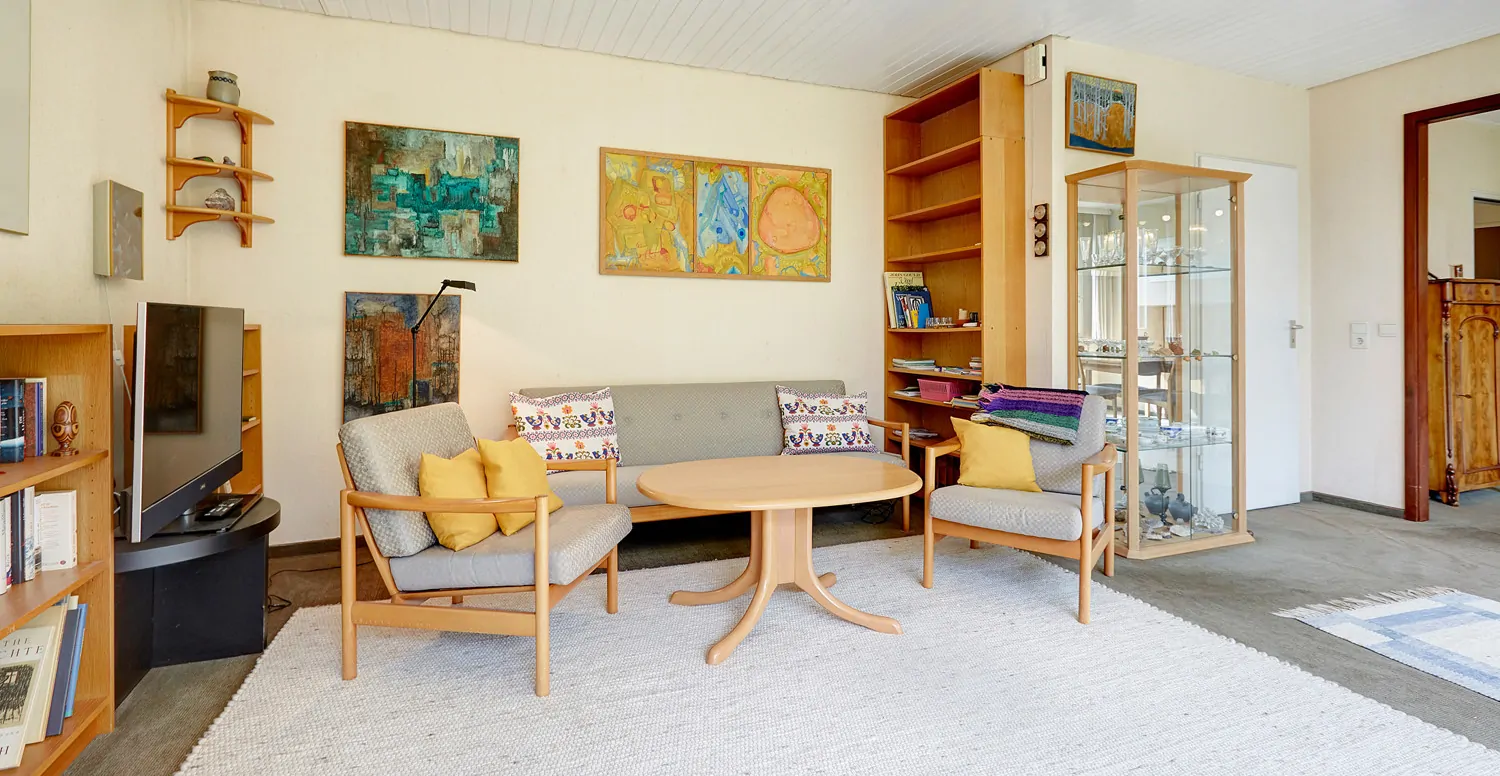 Wohnzimmer mit Zugang von der Diele