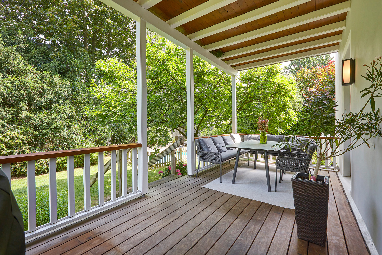 Großzügige Terrasse mit Blick in den Garten