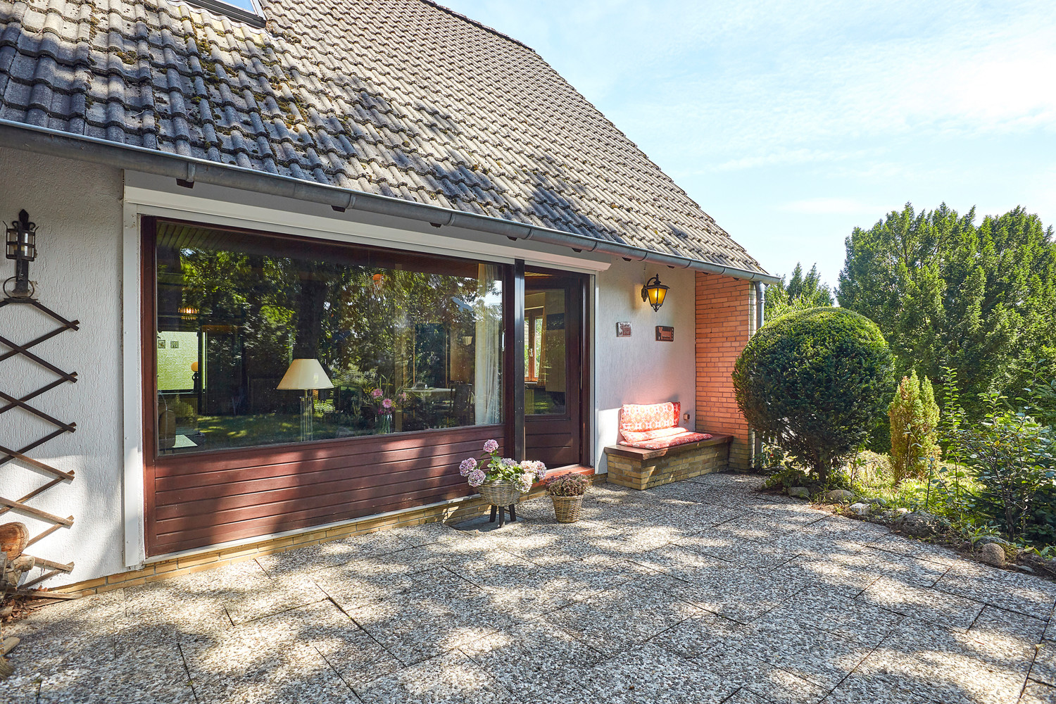 Überdachter Sitzplatz und Terrassenfläche