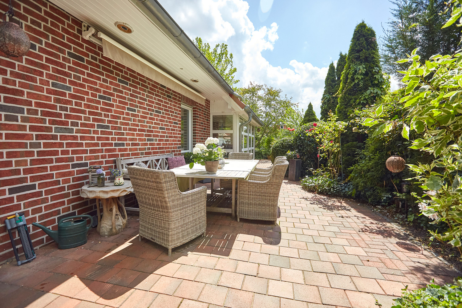 Geschützte Terrasse mit Zugang zum Essbereich