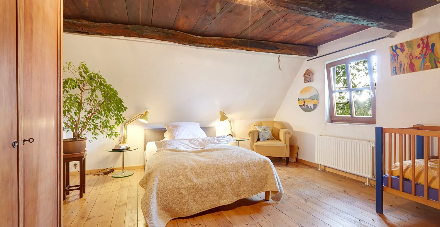 Zimmer mit Holzbalkendecke