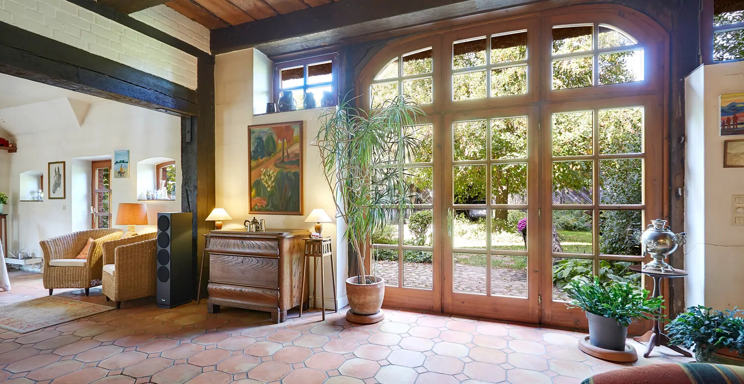 Großes Fensterelement mit Außenzugang