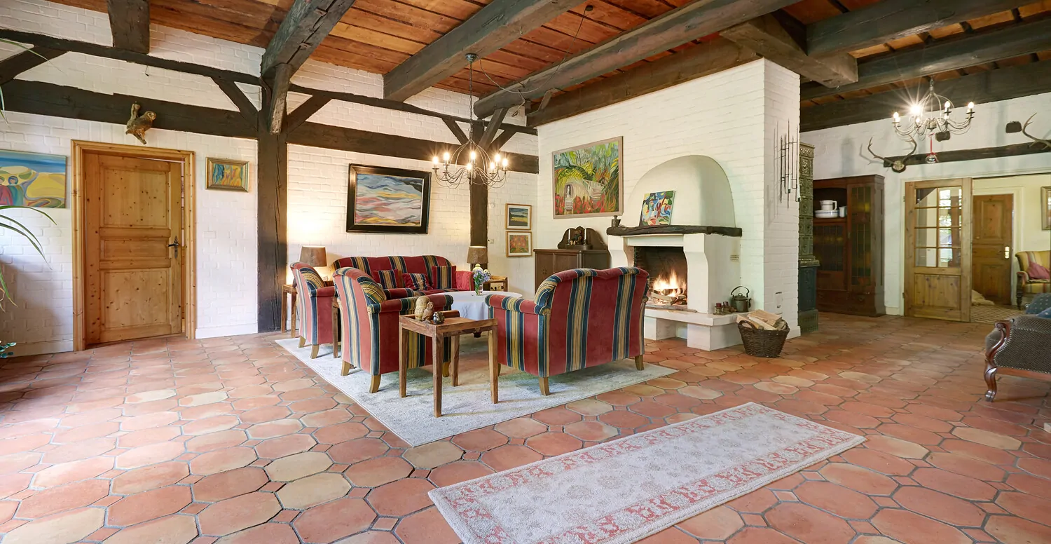 Wohnbereich mit offenem Kamin