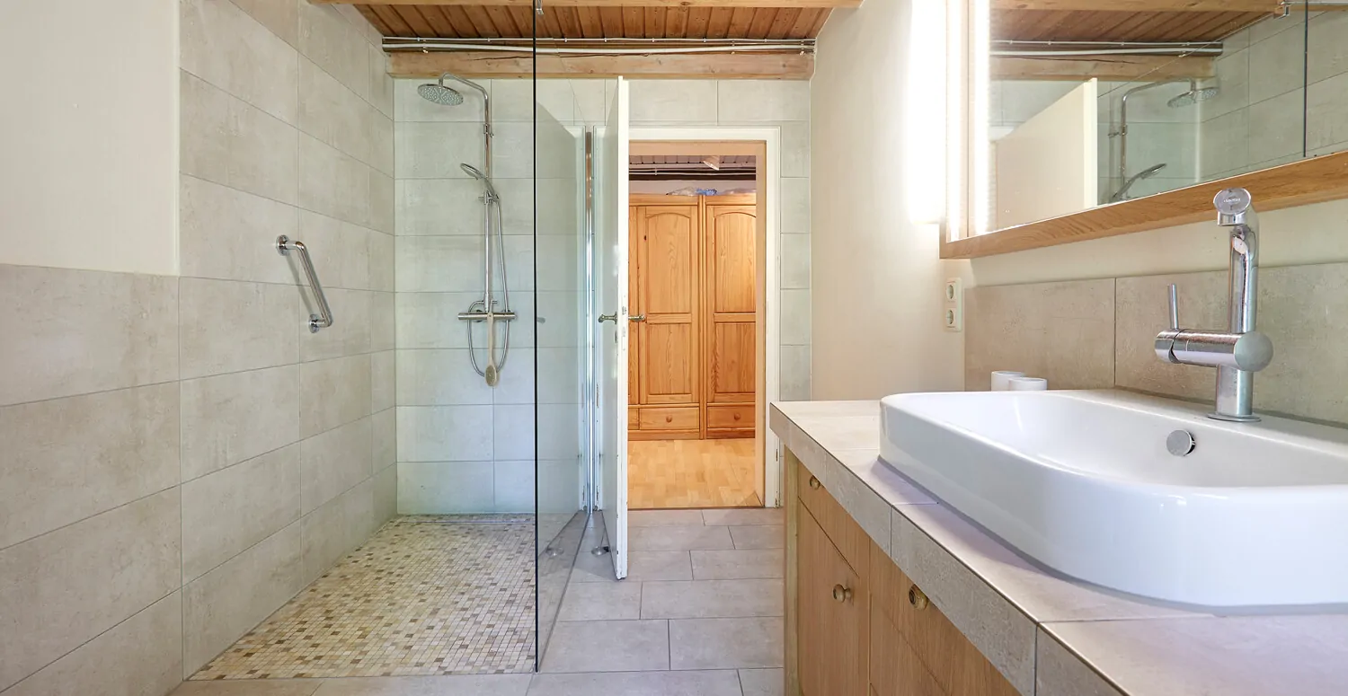 Große Walk-in-Dusche