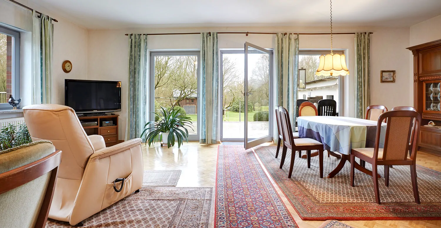 Wohn- und Essbereich mit Zugang zur Süd-Terrasse