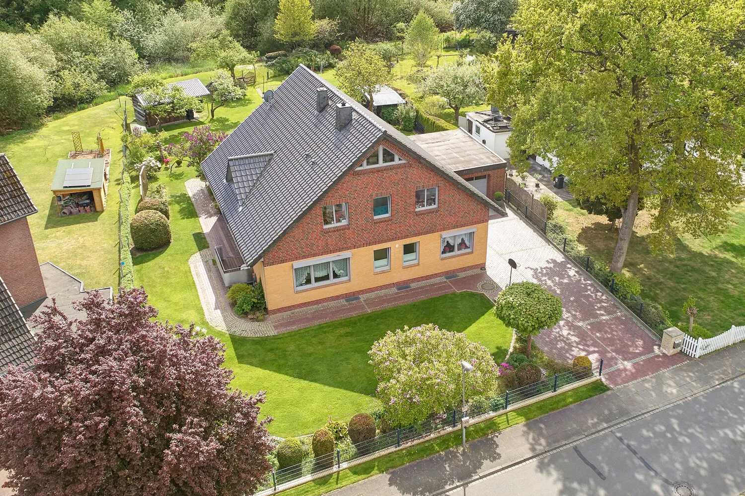 Hausansicht und großes Grundstück