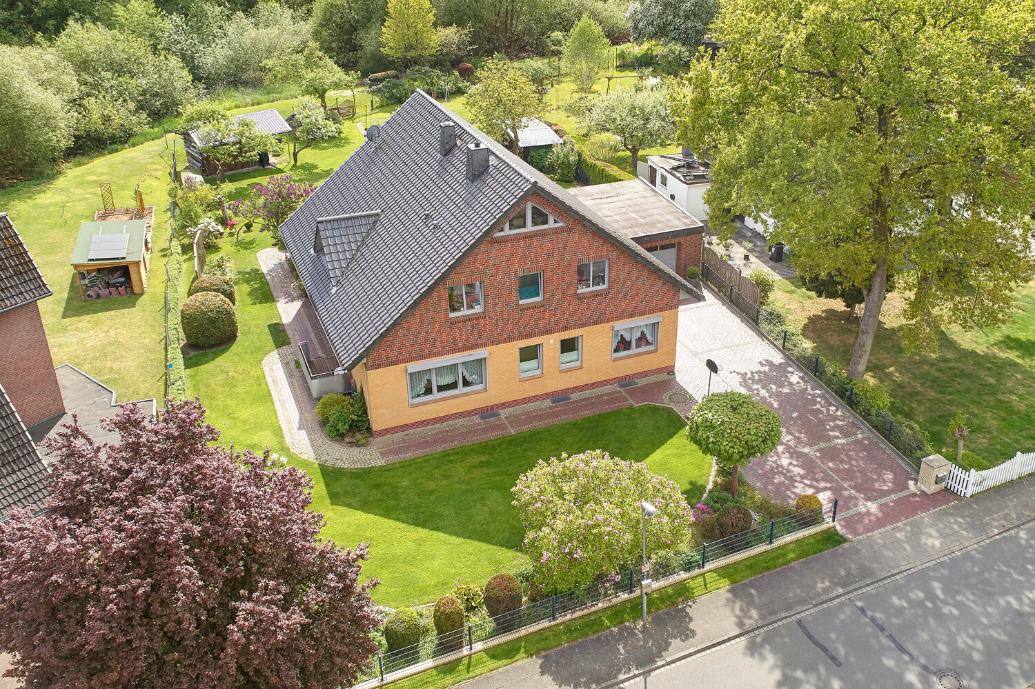 Hausansicht und großes Grundstück