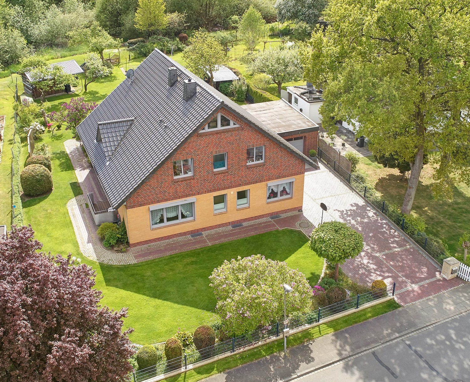 Hausansicht und großes Grundstück