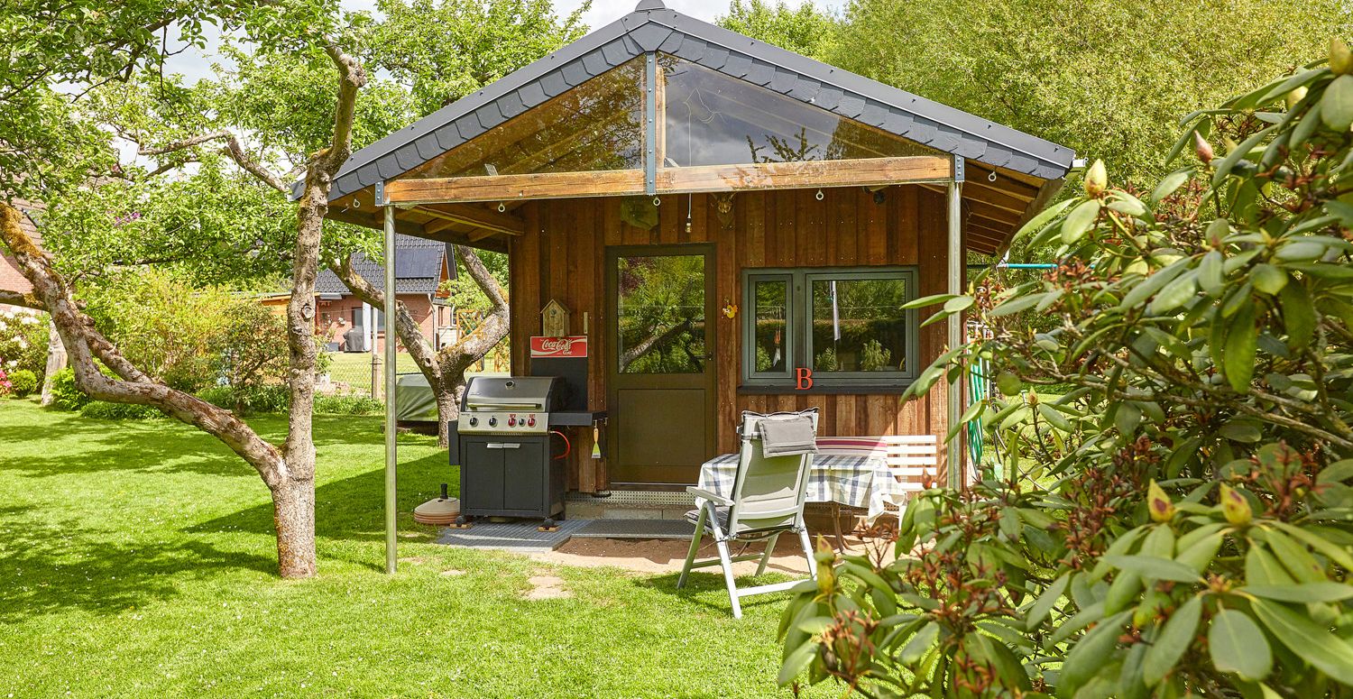 Gartenhaus mit überdachtem Freisitz