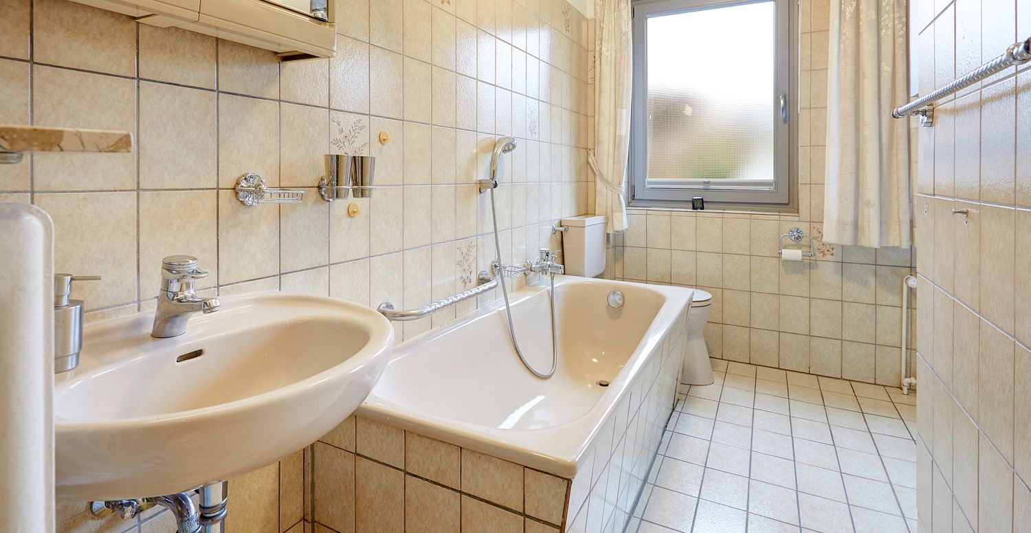 Badezimmer mit Badewanne und Dusche