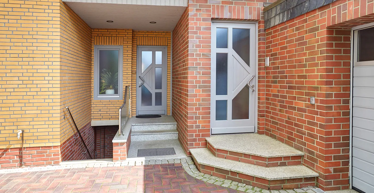 Hauseingänge Erdgeschosswohnung und Wohnung im Obergeschoss