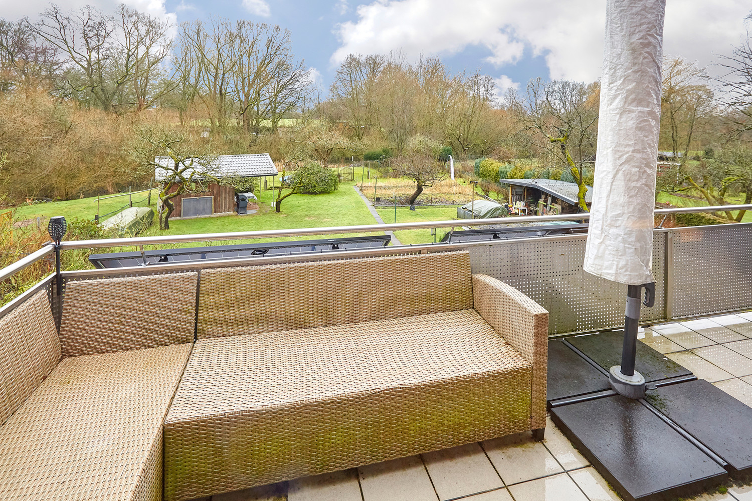 Balkon mit Aussicht bis zum Wasser